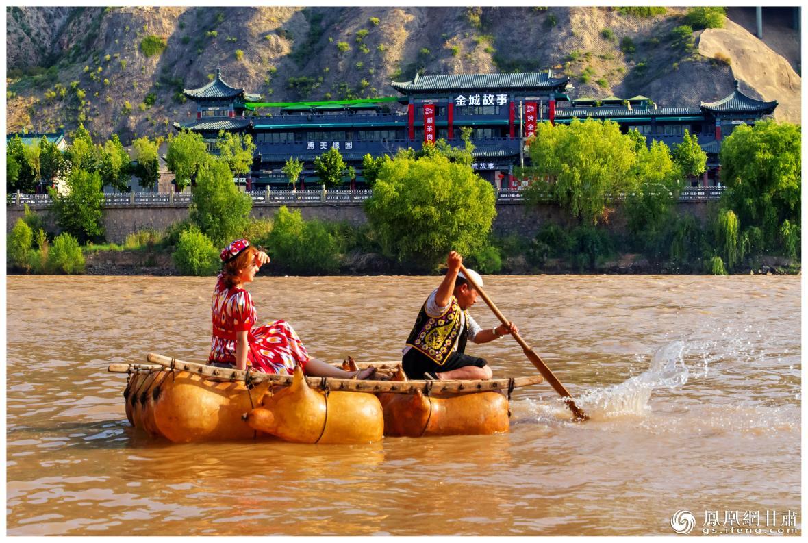 筏子客揮動著劈波斬浪的船槳，槳聲中混搭著風(fēng)聲、水聲和男女對歌的花兒聲。蘭州市文旅局供圖