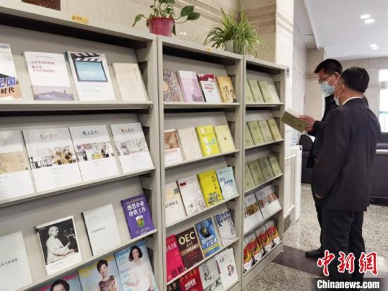 圖為國(guó)網(wǎng)甘肅電力黨校的職工書(shū)架。　徐雪 攝