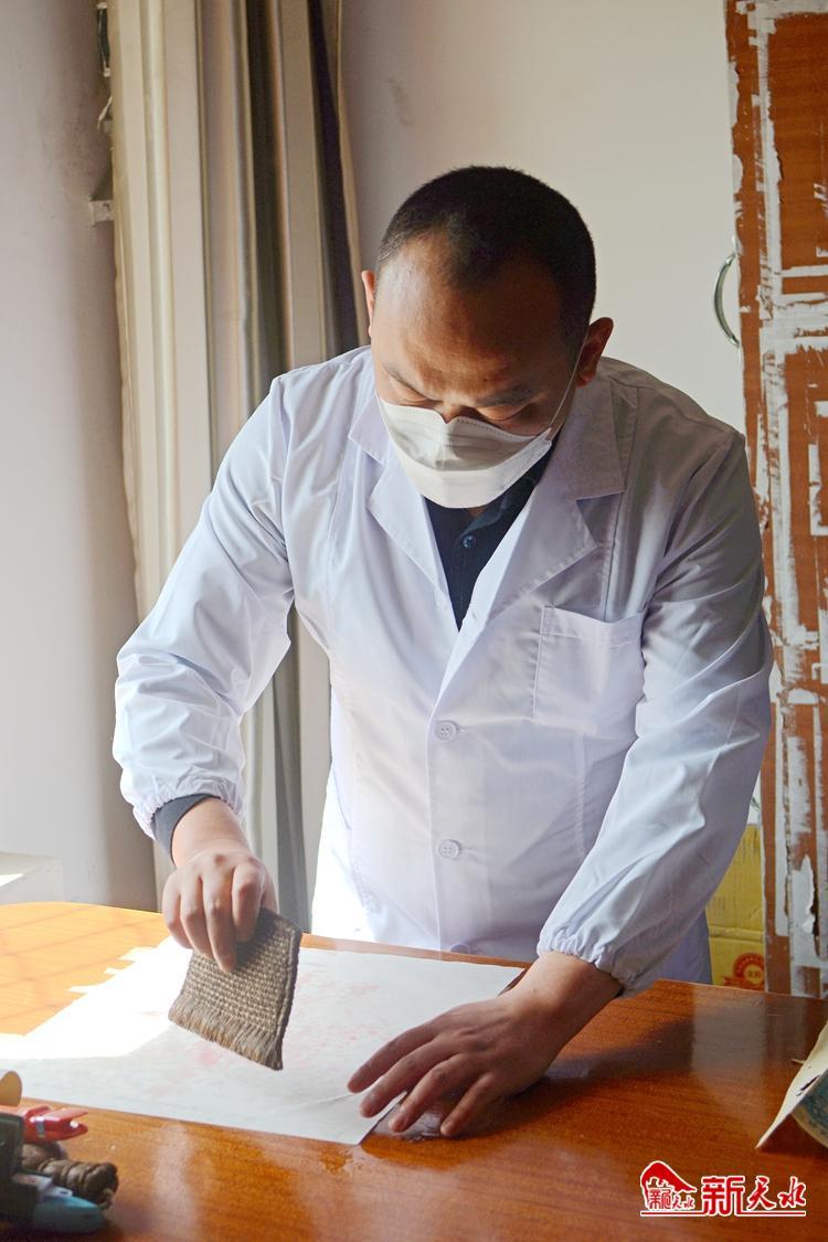 朽爛歷史檔案如何獲新生？看修復(fù)師“妙手回春”