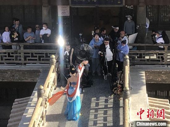 圖為5月以來(lái)，“奧大粒”直播現(xiàn)場(chǎng)引游客圍觀?！《鼗褪形麄鞑抗﹫D