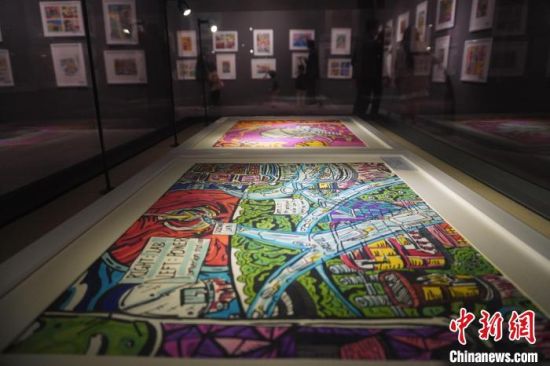 市民參觀少兒美術(shù)展覽。