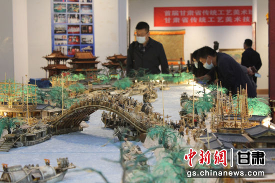 圖為參評(píng)作品牦牛角立體微雕“清明上河圖”。徐雪 攝