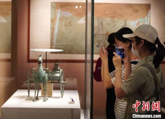 圖為參觀者參觀“大道攸歸：五涼文化展”展陳文物?！【琶赖┰?攝