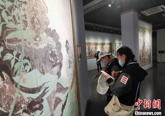 圖為學(xué)生參觀(guān)敦煌藝術(shù)館。(資料圖) 蘭州大學(xué)附屬學(xué)校供圖