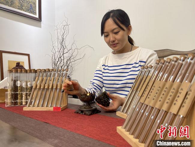 圖為魯雯展示燃香禮儀?！「攥?攝