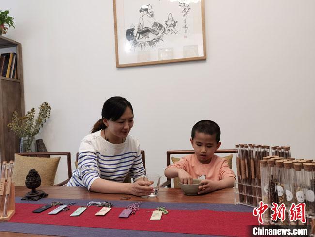 圖為魯雯為小學(xué)員授課和培訓(xùn)?！●T志軍 攝