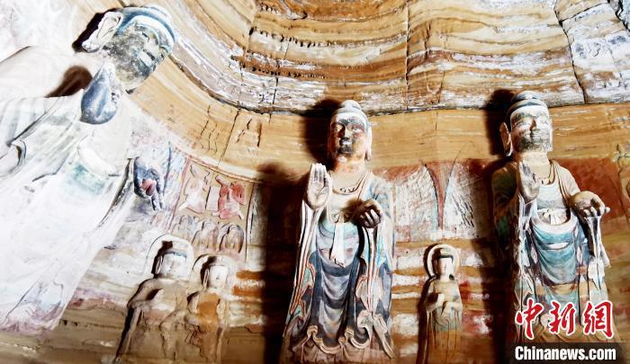 北石窟寺窟內(nèi)造像因受水顯得斑駁?！“瑧c龍 攝