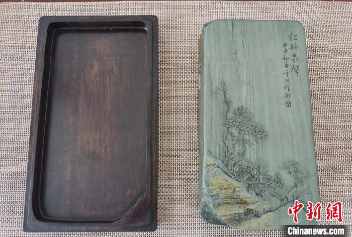 圖為甘肅甘南州洮硯藝人為提升洮硯文化內(nèi)涵，制作“一盒一拓”成品展示。(資料圖) 張婧 攝
