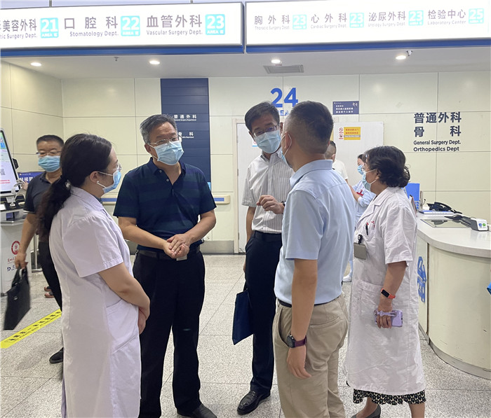 7月12日，甘肅省紀(jì)委監(jiān)委派駐省衛(wèi)健委紀(jì)檢監(jiān)察組紀(jì)檢監(jiān)察干部在蘭大二院門診開展疫情防控監(jiān)督檢查。魏雪 攝.jpg