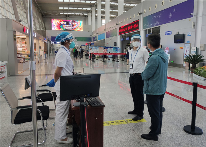 7月15日，金昌市金川區(qū)紀(jì)委監(jiān)委駐區(qū)委政法委紀(jì)檢監(jiān)察組在金昌機場監(jiān)督檢查疫情防控措施落實情況。王曉梅攝.jpg