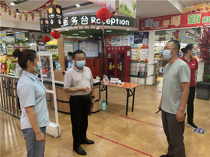 7月15日，酒泉市玉門市疫情防控督查組在隴商聯(lián)華超市監(jiān)督檢查疫情防控措施落實情況。 .jpg