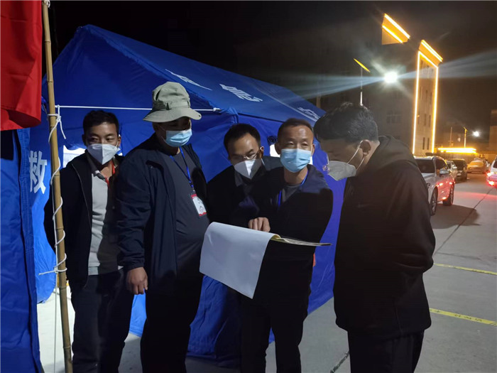 7月19日，甘南州瑪曲縣紀(jì)委監(jiān)委督查組在德吉小區(qū)卡點督導(dǎo)疫情防控工作。仲海濤 攝.jpg