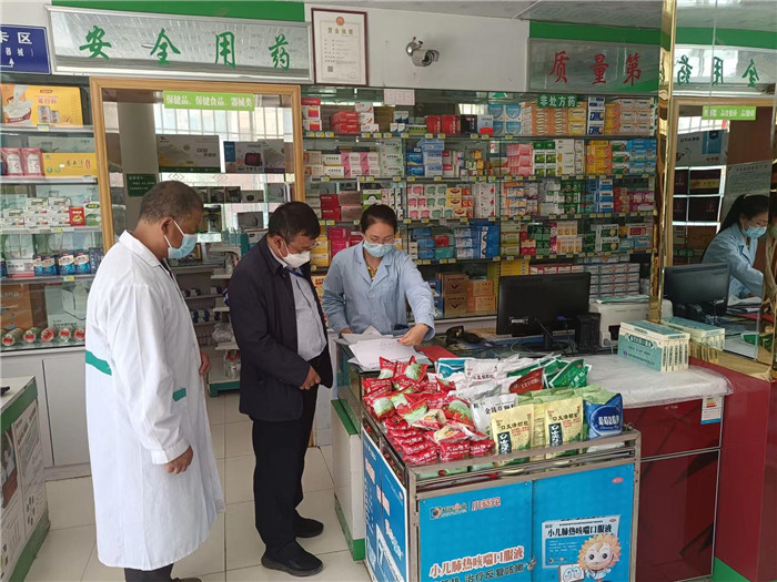 甘南州合作市紀(jì)委監(jiān)委第一督查組在合作市世紀(jì)大藥房進行督查檢查。.jpg