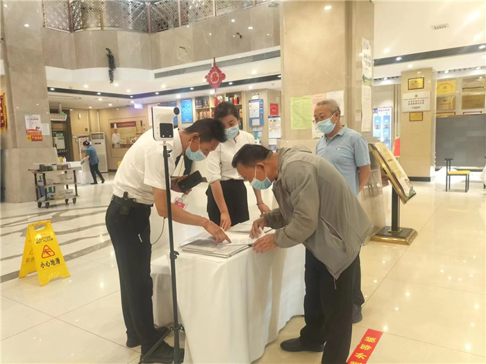 金昌市金川區(qū)紀(jì)委監(jiān)委駐區(qū)人大機關(guān)紀(jì)檢監(jiān)察組在花城錦都大酒店監(jiān)督檢查疫情防控工作。王文海 攝 .jpg