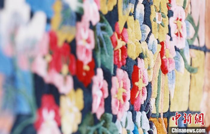 圖為手工地毯成品?！《姑?攝