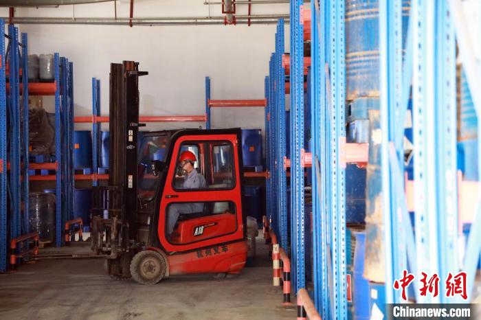 圖為甘肅省危險廢物處置中心危險廢物儲存庫?！∥航ㄜ?攝