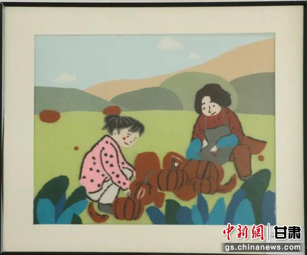 嘉峪關(guān)市新城鎮(zhèn)新城村農(nóng)業(yè)產(chǎn)業(yè)園區(qū)內(nèi)，母女兩人在摘南瓜。刺繡 馬艾米乃 繡稿 敬紅霞