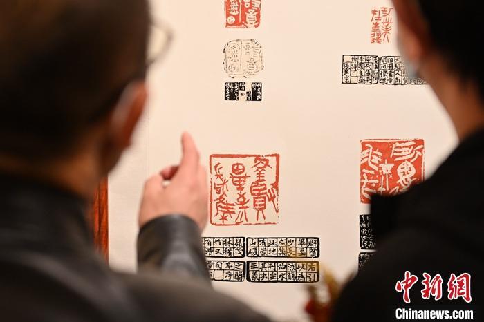 圖為甘肅蘭州，參展作品吸引參觀者。 中新社記者 李亞龍 攝