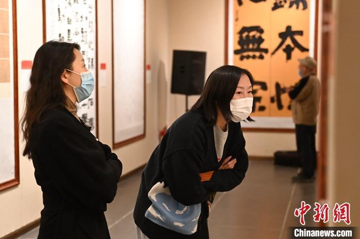 圖為甘肅蘭州，參展書法作品吸引參觀者。 中新社記者 李亞龍 攝