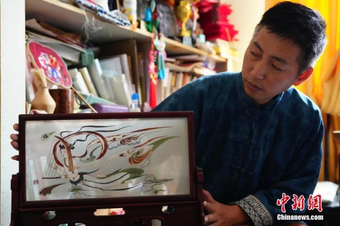 圖為劉云帆展示敦煌元素的刺繡作品。 中新社發(fā) 謝秉錫 攝