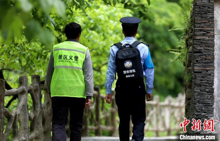 圖為民警背警務(wù)小包在轄區(qū)景區(qū)開(kāi)展工作。(資料圖) 甘肅省公安廳供圖