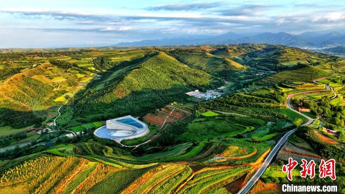航拍視角下的樺林古動物化石埋藏原址館。該館位于臨夏州和政縣。(資料圖) 和政宣傳部供圖