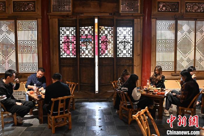 圖為甘肅天水市秦州區(qū)平南鎮(zhèn)蘇灣村民俗莊園內(nèi)的“圍爐煮茶”網(wǎng)紅打卡點。(資料圖) 李亞龍 攝