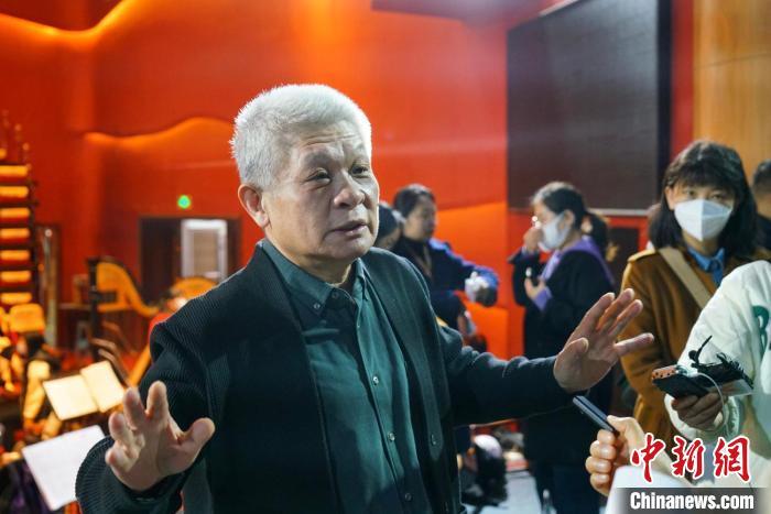 該劇導(dǎo)演蔣力向媒體介紹相關(guān)情況?！《∷?攝