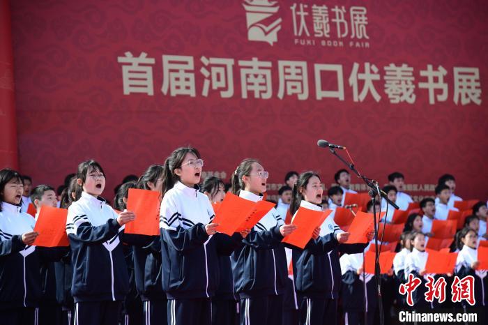 圖為學(xué)生們在開幕式上誦讀經(jīng)典?！×赫赵?攝