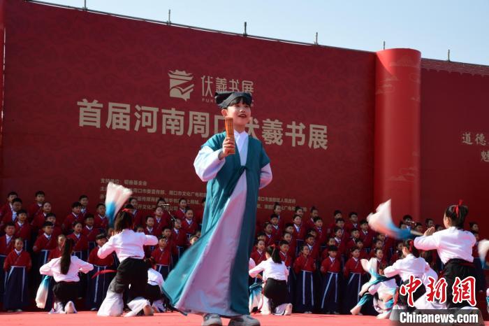 圖為學(xué)生們在開幕式上誦讀經(jīng)典。　梁照曾 攝