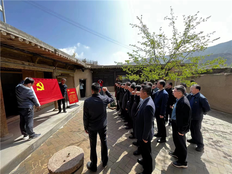 圖為臨夏州紀(jì)委監(jiān)委組織黨員干部在東鄉(xiāng)縣布塄溝黨史教育基地開展革命教育活動(dòng)，賡續(xù)紅色血脈、汲取奮進(jìn)力量、激發(fā)干事熱情。.png