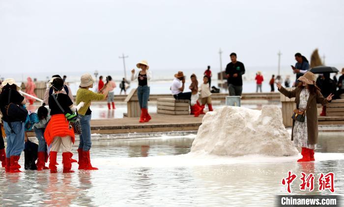圖為游客在茶卡鹽湖拍照?！⊙Φ?攝
