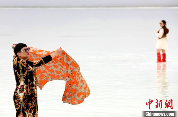 圖為游客在茶卡鹽湖拍照。　薛蒂 攝