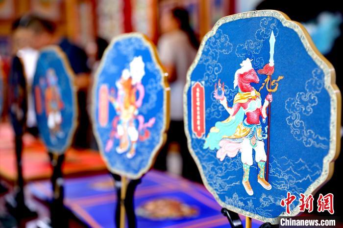 圖為唐卡延伸產(chǎn)品?！⊙Φ?攝