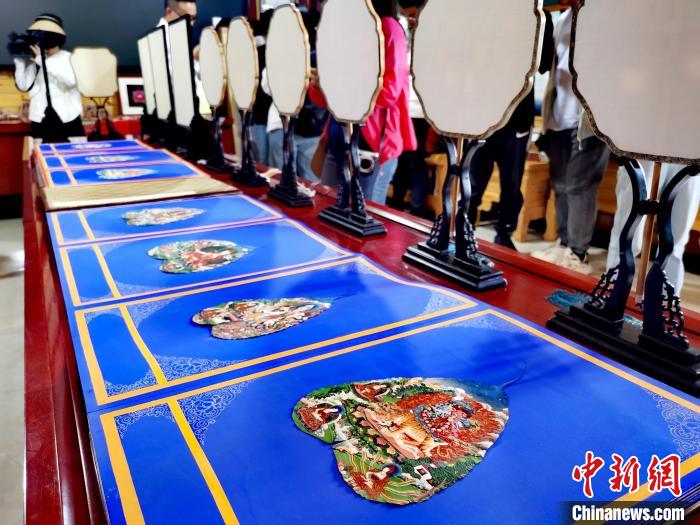 圖為唐卡延伸產(chǎn)品?！?zhí)砀?攝