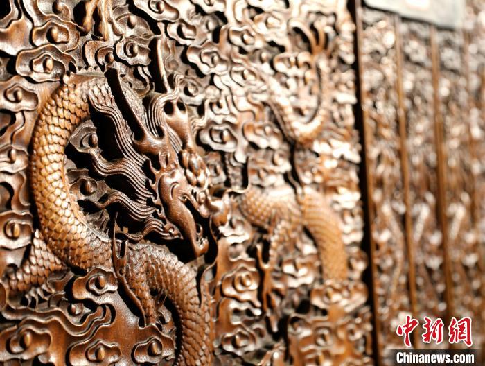 圖為青海永錄民俗博物館內(nèi)珍藏的中式家具細(xì)節(jié)展示?！⊙Φ?攝