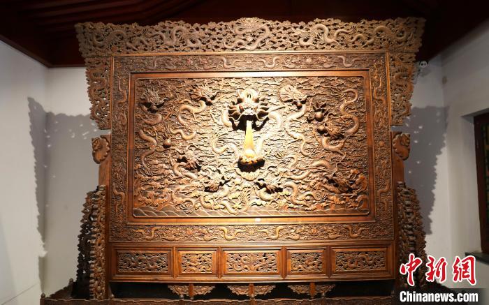 圖為青海永錄民俗博物館內(nèi)珍藏的中式家具?！⊙Φ?攝