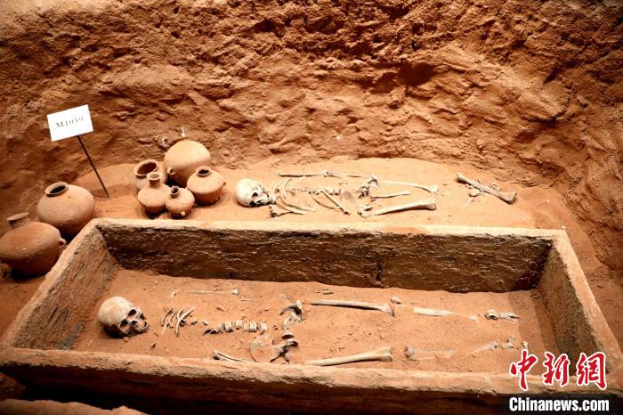 圖為河湟文化博物館復(fù)制展陳的墓葬及其彩陶陪葬品。　薛蒂 攝