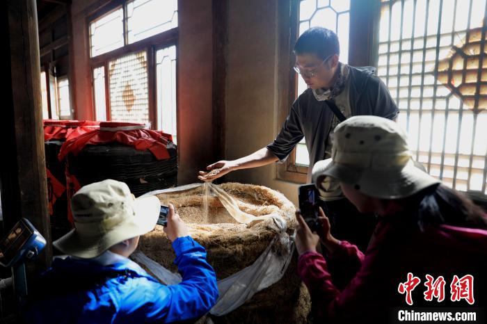 圖為青稞酒文化展示?！⊙Φ?攝