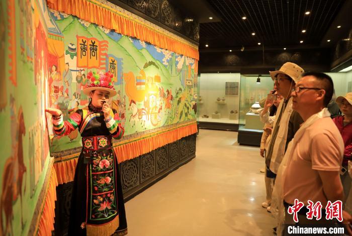 圖為媒體記者了解土族文化。　薛蒂 攝