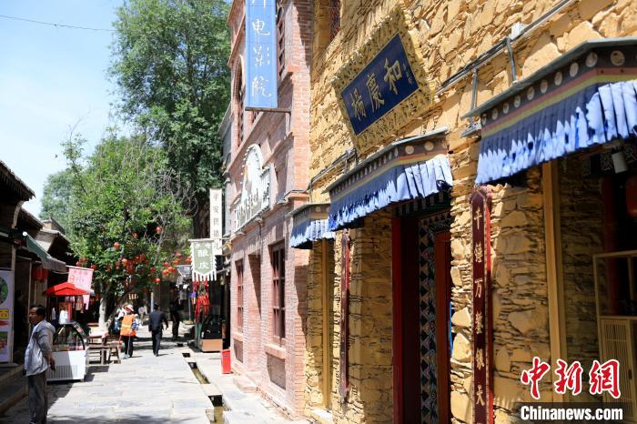 圖為平安驛·河湟民俗文化體驗地的門店。　薛蒂 攝