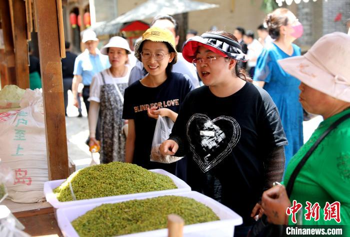 圖為民眾購買青海特色小吃。　薛蒂 攝