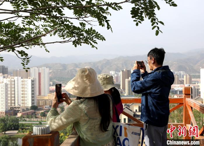 圖為媒體記者登頂朝陽(yáng)山?！⊙Φ?攝