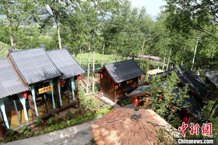 圖為景區(qū)內(nèi)依山而建的民宿?！⊙Φ?攝