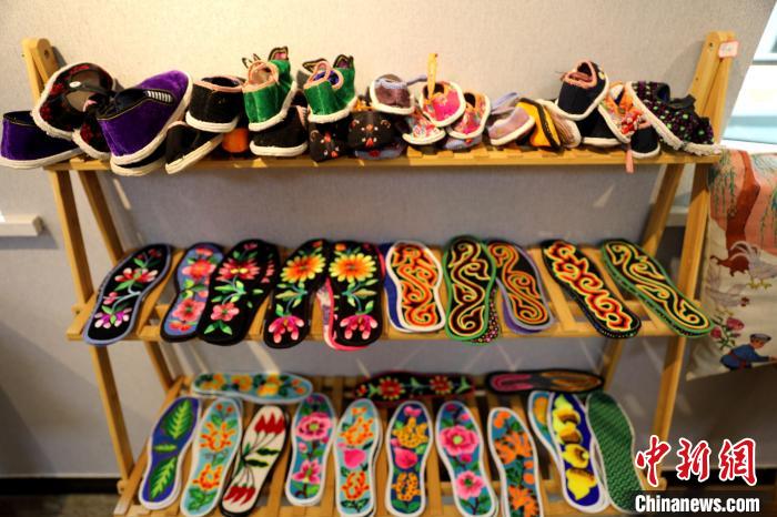 圖為盤繡作品?！⊙Φ?攝