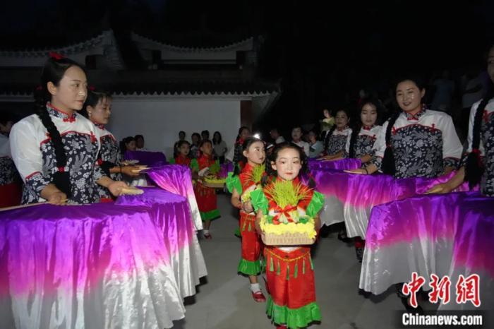 甘肅省西和縣姜席鎮(zhèn)晚霞湖畔，當?shù)孛耖g舉行盛大的乞巧儀式。魏朵朵 攝