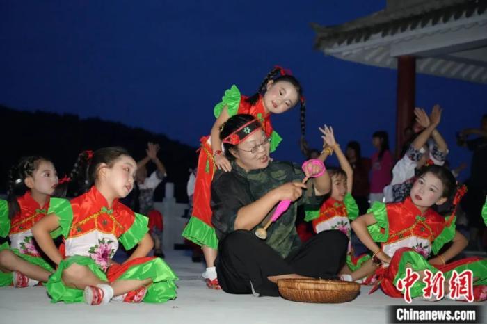甘肅省西和縣小朋友們迎接“巧娘娘”。魏朵朵 攝