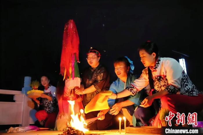 持續(xù)七天八夜的乞巧節(jié)正在西漢水上游的甘肅省西和縣進行。西和縣姜席鎮(zhèn)晚霞湖畔，民眾“巧頭”點蠟、炷香、焚裱紙、跪拜，準備將“巧娘娘”請進院。魏朵朵 攝