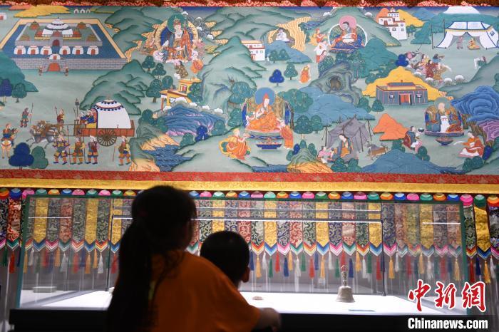 8月20日，兩名小觀眾參觀大型歷史題材卷軸唐卡“涼州會(huì)盟”。　戴文昌 攝