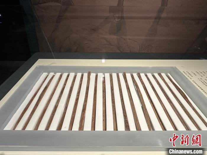 圖為甘肅簡牘博物館展陳的漢簡。中新社記者 戴文昌 攝